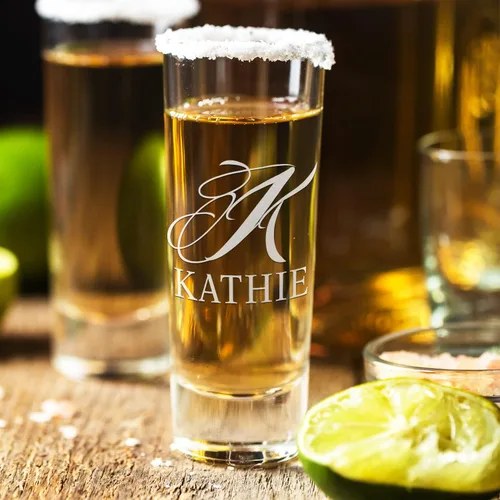 Vista 6 de Vaso de chupito personalizado con fondo negro personalizado de 2 oz, vasos de chupito cordiales con inicial y nombre en script dividido