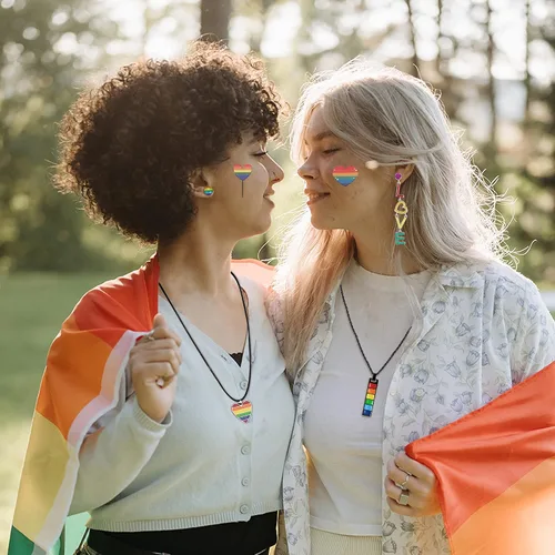 Vista 5 de CASSIECA Juego de joyas de orgullo, accesorios LGBTQ, joyas de orgullo gay, pulseras de orgullo, collares de orgullo, aretes de arcoíris, aretes