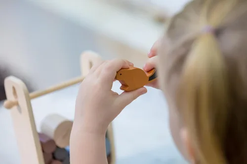 Vista 3 de PlanToys Timber Tumble - Juego de equilibrio y estrategia de madera para niños a partir de 3 años Juguete educativo Montessori para habilidades
