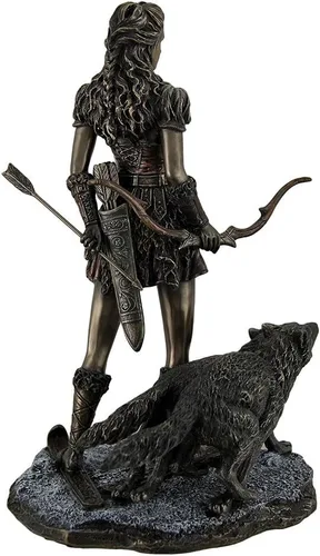 Vista 4 de Veronese Design Skadi - Escultura de esquí nórdico de 10 7/8 pulgadas, diosa del invierno y las montañas con lobos, resina fundida en frío, acabado