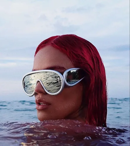 Vista 2 de NULOOQ Gafas de sol de moda con máscara ondulada para mujeres y hombres, de gran tamaño, color plateado, con escudo futurista, estilo de diseñador
