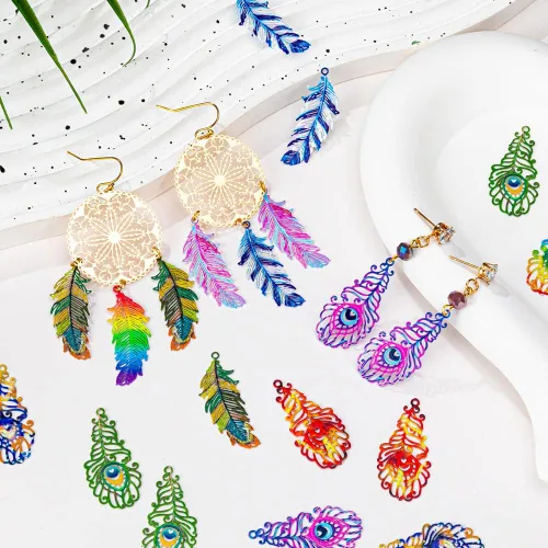 Vista 5 de Dijes de plumas de filigrana multicolor colgante de pluma pintado de color hueco para pendientes de bricolaje collares accesorios para fabricación