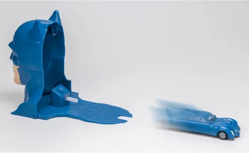Vista 9 de DecoSet® Batman™ to the Rescue Cake Topper, 4 piezas de decoración para tartas, incluye estuche Batman™ con un lanzador de móvil plegable oculto