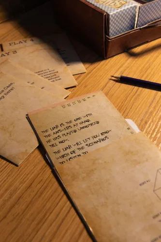 Vista 6 de Fizz Creations Resuelve el caso – Juego de Escape Room 3D en una maleta portátil con 5 juegos únicos, cartas de pistas y rompecabezas 3D – Noche