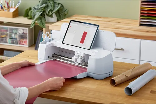 Vista 4 de Cricut Paquete de 3 rollos de vinilo termotransferible HTV para planchar inteligente, color negro brillante, paquete de 3 rollos de 3 pies