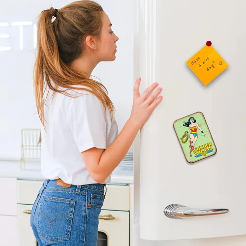 Vista 3 de Desperate Enterprises Wonder Woman - Imán retro para refrigerador, divertidos imanes para oficina, hogar y escuela, fabricado en los Estados Unidos