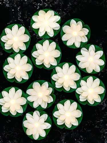 Vista 9 de Hortsun 9 luces flotantes de loto con pilas, almohadillas de lirio, flores de piscina, velas flotantes, decoración de plantas de estanque