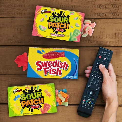 Vista 5 de SOUR PATCH KIDS and SWEDISH FISH - Paquete variado de dulces suaves y masticables, dulces a granel, día de la madre, 15 cajas