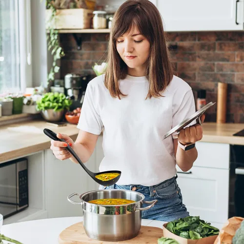 Vista 4 de Zulay Kitchen Cucharón para sopa: ergonómico, resistente al calor y versátil para servir sopa, chile, salsa y más, color negro