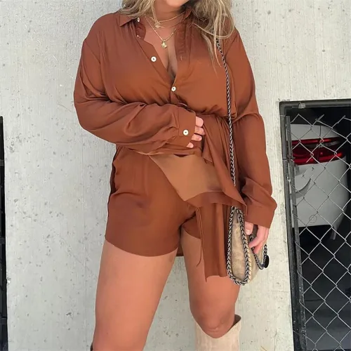 Vista 4 de Conjunto de vestido de satén, vestido de noche cubierto de satén, vestido camisero con cuello en V, vestido casual con botones