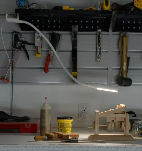Vista 7 de Reliable UberLight™ Flex 1100TL - Luz de tarea rígida con cable – Luz LED portátil con soporte de mesa, cuello de cisne flexible de 26.5 pulgadas