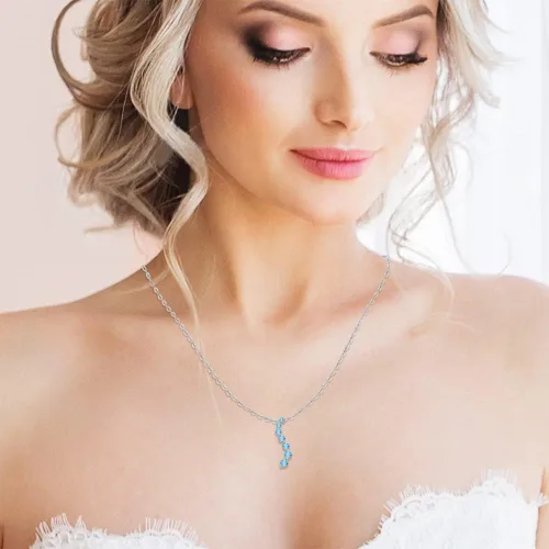 Vista 2 de KATARINA Collar con colgante curvo de topacio azul en plata de ley (2 13 cttw), Diamante, Topacio