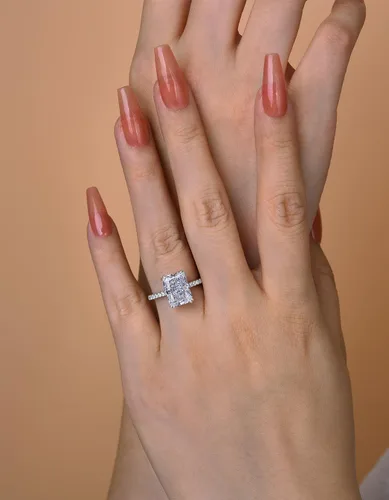 Vista 4 de Impresionante anillo de compromiso de corte radiante de 4.5 quilates para mujer, anillo de diamantes de imitación, anillo de promesa de plata de ley