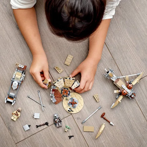 Vista 7 de LEGO Star Wars: The Mandalorian Trouble on Tatooine 75299 Impresionante kit de construcción de juguetes para niños que incluye The Child, nuevo 2021