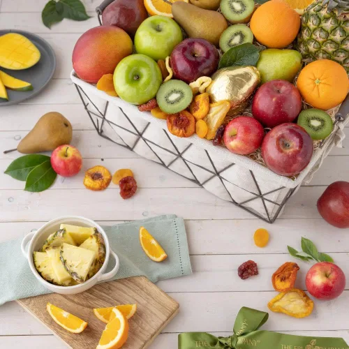 Vista 2 de The Fruit Company Cesta de frutas de celebración de huerto, cesta de frutas frescas para cualquier ocasión, regalos de cumpleaños para mujeres