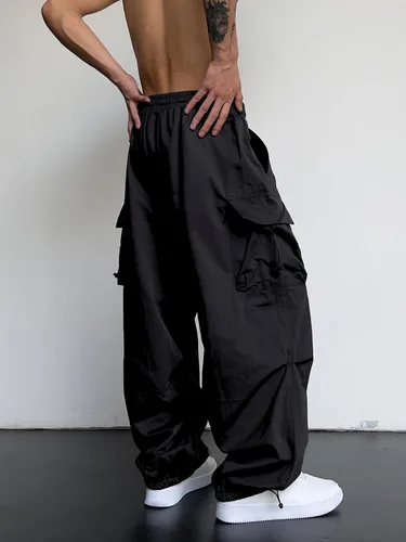 Vista 3 de OYOANGLE Pantalones cargo para hombre, cintura elástica, bolsillos con solapa, pantalones de harén holgados de hip hop
