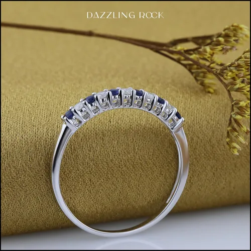 Vista 3 de Dazzlingrock Collection Alianza de boda apilable de zafiro azul y diamante blanco redondo alternativo en oro de 10 quilates