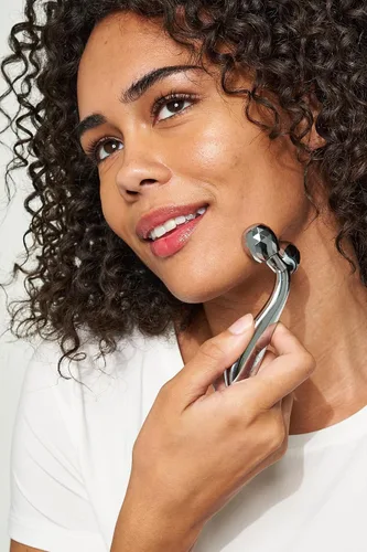 Vista 16 de Pacifica Future Youth Rodillo Facial de Acero Inoxidable – Masajeador Facial Dual de Enfriamiento Gua Sha para Esculpir, Contornear y Reducir