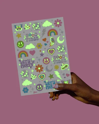 Vista 5 de xo, Fetti Groovy Disco que brilla en la oscuridad + tatuajes temporales de aluminio – 82 piezas Suministros de fiesta de cumpleaños Flower Power
