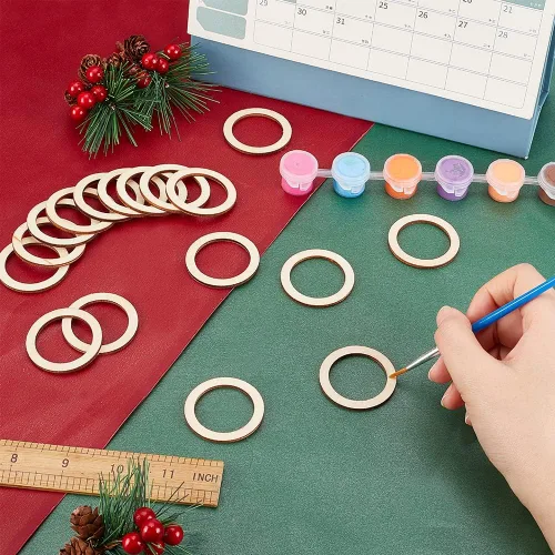 Vista 2 de NBEADS 100 piezas de 40 mm de piezas de madera sin terminar en forma de anillo, adornos circulares blancos antiguos anillos de unión de madera