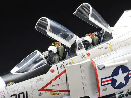Vista 4 de Tamiya Modelos F-4J Phantom II Modelo Kit (TM60308)