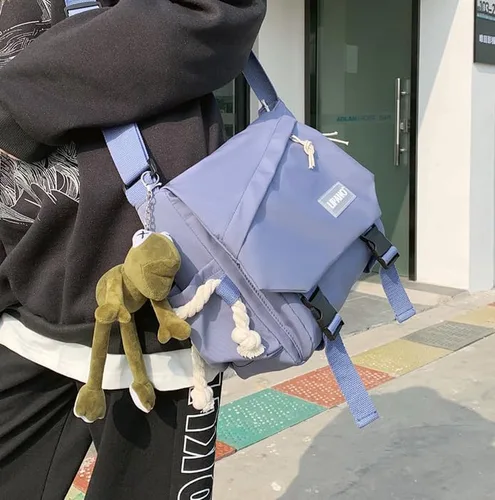 Vista 2 de Inshere Bolso cruzado estético con bonitos pines y adornos, bolsa de mensajero casual para el hombro, bolsa japonesa Kawaii para mujeres y hombres