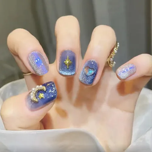 Vista 15 de Uñas postizas acrílicas artificiales con punta francesa en color nude con diseño de mariposa de cristal 3D y perla - Uñas de ataúd brillantes
