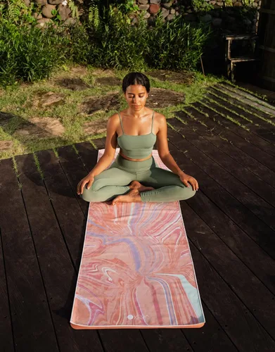Vista 5 de yogadesignlab La toalla de yoga HOT Toalla colorida antideslizante de primera calidad Diseñada en Bali Impresión ecológica + secado rápido +