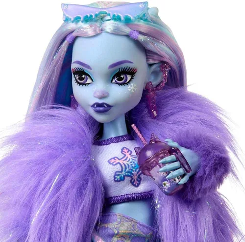 Vista 3 de Muñeca Monster High, Abbey Bominable Yeti de moda con mamífero mamut mascota y accesorios temáticos Muñeca Yeti en ropa morada peluda con mamut