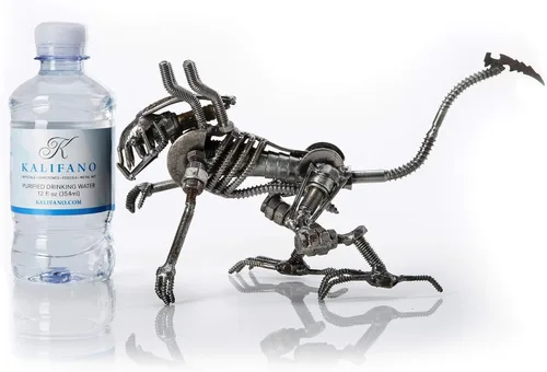 Vista 4 de KALIFANO Mini escultura de metal reciclado inspirada en xenomorfos hecha a mano con chatarra, arte de acero inspirado en alienígenas contra