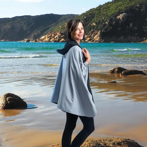 Vista 4 de Capa de lluvia para mujer, chaqueta tipo poncho con capucha, reversible, hermosa, ultra suave "Negro y peltre