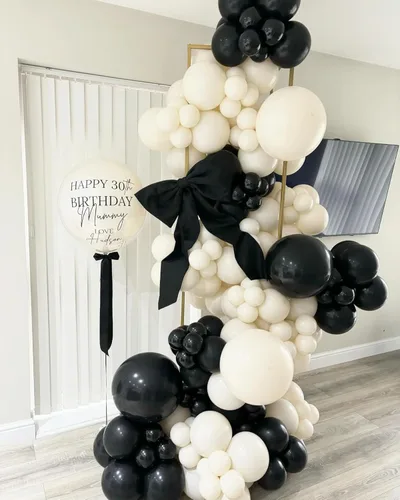 Vista 3 de Kit de 153 globos negros y blancos arena, guirnalda en forma de arco, globos de diferentes tamaños de 18, 12, 10 y 5 pulgadas, confeti negro, crema