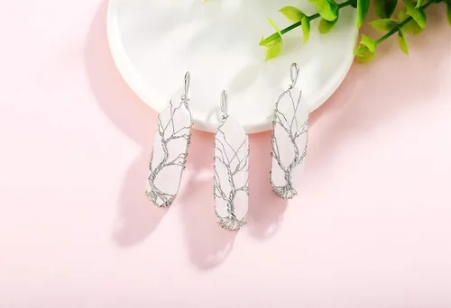 Vista 4 de XIANNVXI Collar con colgante de luna creciente envuelta en alambre con forma de árbol de la vida Collar con piedras de cristal curativo de reiki