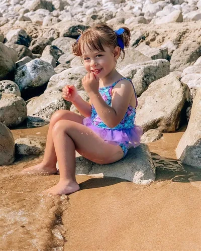 Vista 5 de swimsobo Traje de baño para niñas, de una pieza, estampado 3D con volantes de tul 3-10T