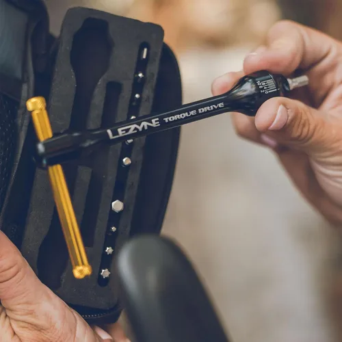 Vista 4 de LEZYNE Multiherramienta para bicicleta de accionamiento de torque, aluminio mecanizado CNC, sujeción magnética, 11 brocas intercambiables, cabezal