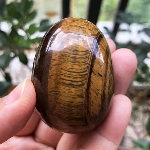 Vista 4 de Fekuar Figura de huevo de piedra, cristal curativo pulido, escultura de esfera de huevos de Pascua con soporte de madera, piedra de ojo de tigre
