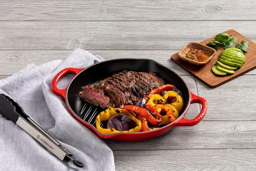 Vista 6 de Le Creuset Parrilla redonda profunda de hierro fundido esmaltado, 9.75 pulgadas, color cereza