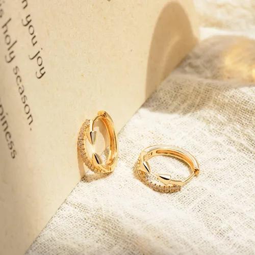 Vista 5 de Mevecco Aretes tipo huggie chapados en oro de 18 quilates, delicados aretes de aro de circonita cúbica blanca brillante con cuentas geométricas