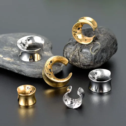Vista 3 de COOEAR 1 par de expansores de oreja estilo luna, dilatadores de oreja de acero inoxidable con diseño de calavera de 0.00oz a 1 pulgada