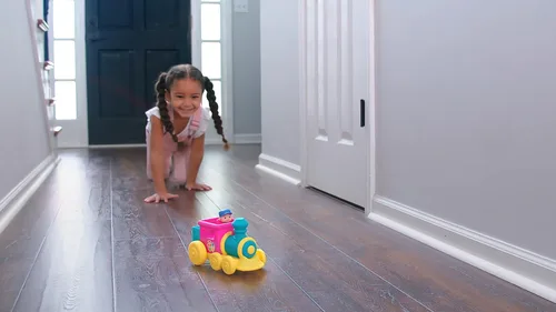 Vista 5 de CoComelon Característica vehículo, tren – vehículo de tren con sonidos – Figura exclusiva de conductor JJ – Se adapta a 4 figuras – Ruedas gratis