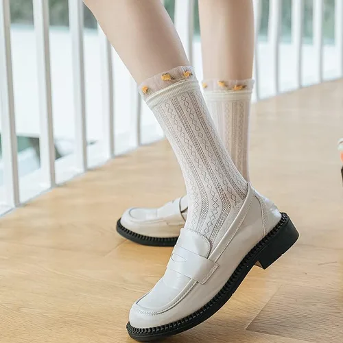 Vista 5 de CYee 3 pares de calcetines transparentes con rosas florales para mujer, calcetines elásticos de Fairycore tobilleros medianos de vidrio fino Grunge