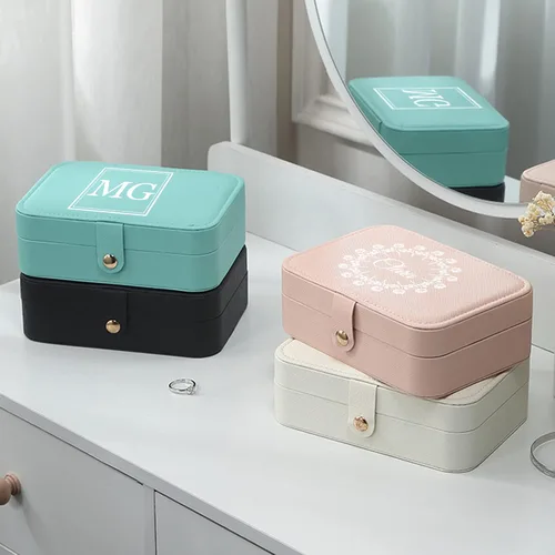 Vista 2 de Joyero personalizado con nombre, pequeño joyero de viaje, organizador portátil de joyería, regalos para mujeres, niñas y hombres, Cuero, Sin gemas.