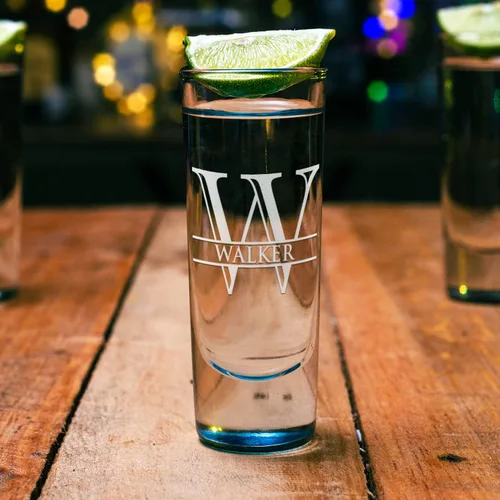 Vista 7 de Vaso de chupito personalizado con fondo negro personalizado de 2 oz, vasos de chupito cordiales con inicial y nombre en script dividido