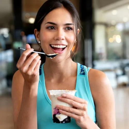 Vista 7 de TOFLEN Vasos de plástico transparente para yogur y parfait con tapas, desechables para llevar, tazas de cereales para desayuno, aperitivos, frutas