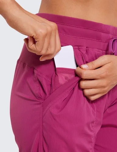 Vista 4 de CRZ YOGA Pantalones deportivos ligeros de entrenamiento para mujer, pantalones casuales de cintura alta para correr al aire libre con bolsillos