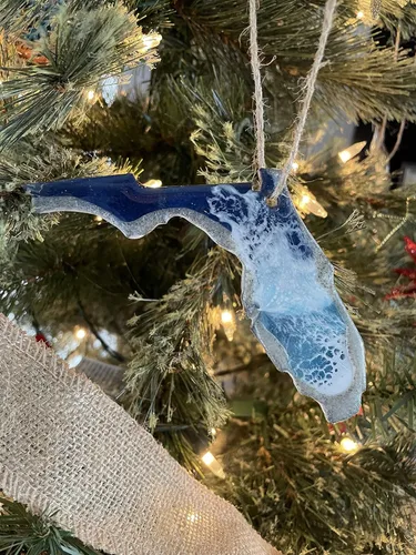Vista 2 de Adorno navideño de Florida, arte de resina hecho a mano es único en su clase, adorno de Navidad estatal con arena real y olas del océano
