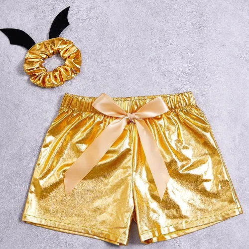 Vista 2 de CHENBAO Pantalones cortos metálicos de piel sintética para niñas pequeñas, pantalones cortos de Halloween con lazos para el pelo de murciélago